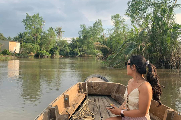 Boat, Canoe go to river, canal